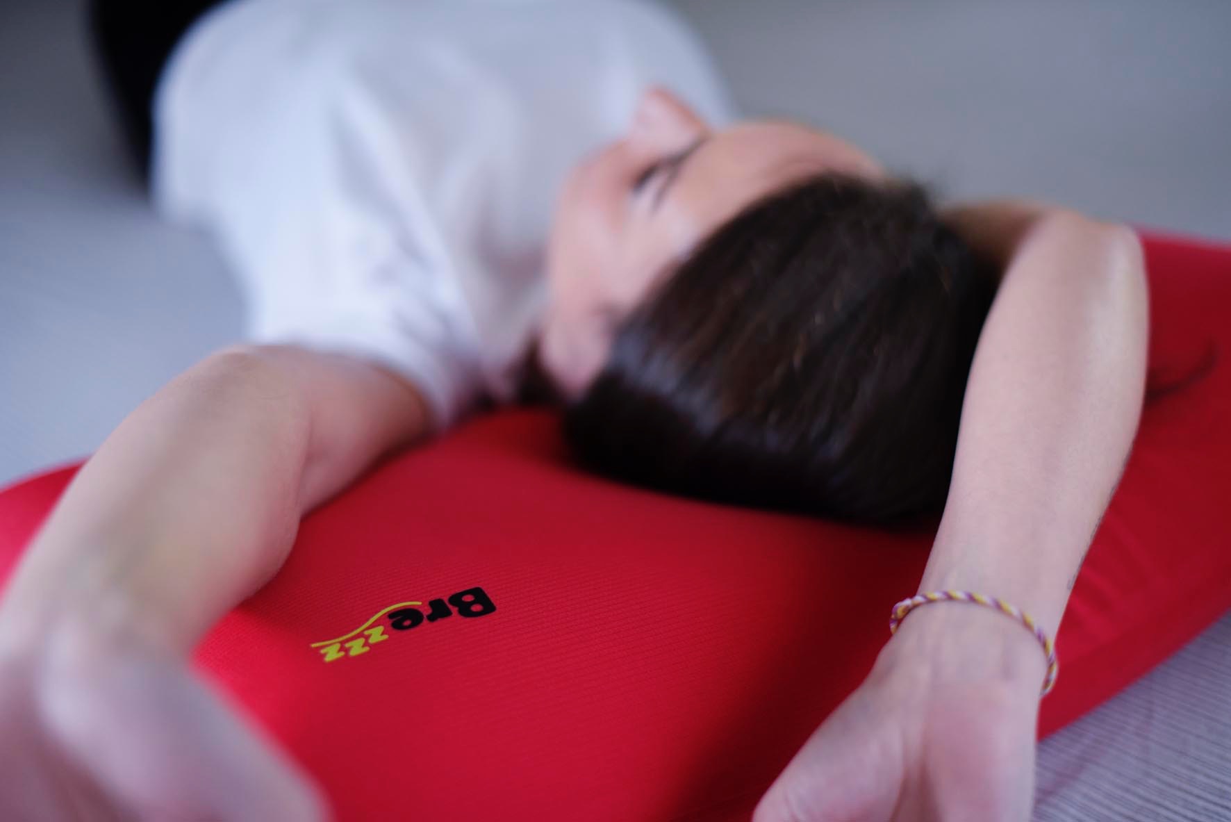 Chica tumbada sobre almohada roja